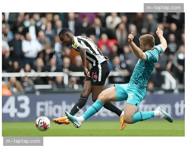 本菲卡后防核心奥塔门迪经验丰富，指挥防线化解多次攻势